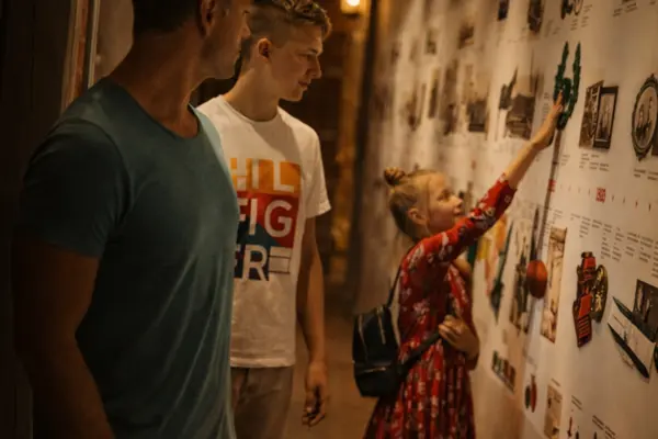 Foto külastajatest avastamas Sangaste Mõisa Ringtalli näitusi