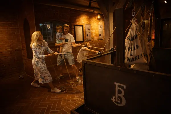 Foto külastajatest avastamas Sangaste Mõisa Ringtalli näitusi