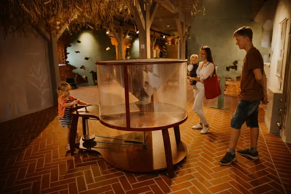 Foto külastajatest avastamas Sangaste Mõisa Ringtalli näitusi